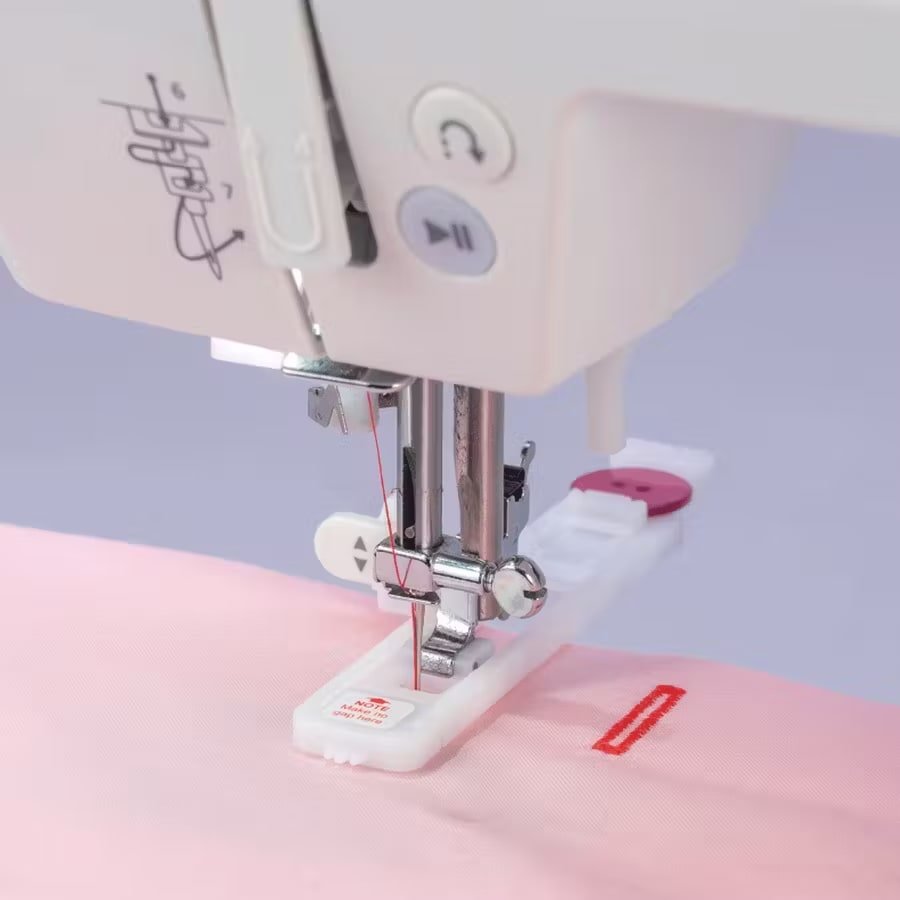 Juki HZL-HT740 sews the buttonhole