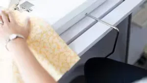 HANDS-FREE KNEE LIFT