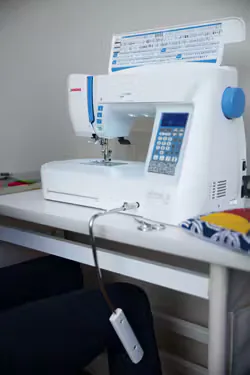 Janome Skyline S7 ERGONOMIC KNEE LIFT