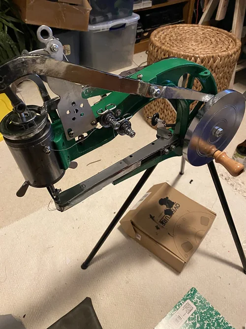 Customer photo of the green DODOQ patcher and its tripod stand