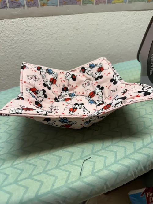 A padded kitchen project pictured by a 3160QOV customer who reported difficulty feeding fabric and batting. This is an individual account, not a general thickness limit.