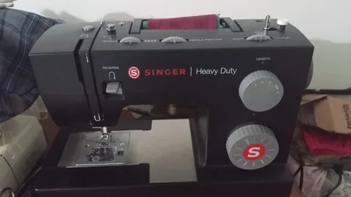 An owner’s black Singer 4432 setup.